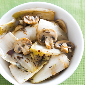 WWDI-Rezept der Woche Gebratene Chicorée mit Zwiebeln, Champignons und Thymian